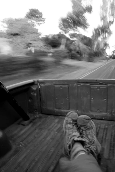 Viajando na parte de trás de um caminhão Pick Up — Fotografia de Stock