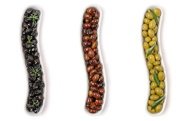 Nahaufnahme einer Schüssel mit verschiedenen Oliven in Olivenöl und Gewürzen — Stockfoto