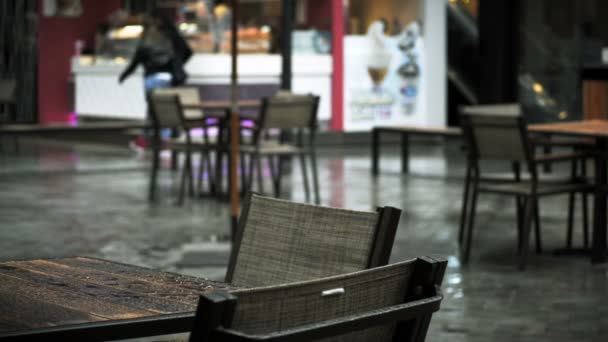 Regen im Restaurant. Stock-Filmmaterial