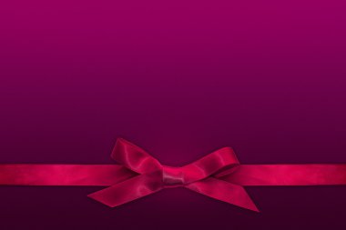 Mor zemin üzerine pembe kurdele
