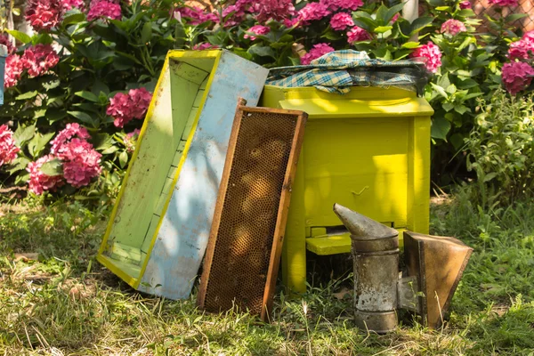 Bijenkorf en bijenteelt apparatuur — Stockfoto