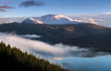 ben lomond tarafından alçak bulutlar
