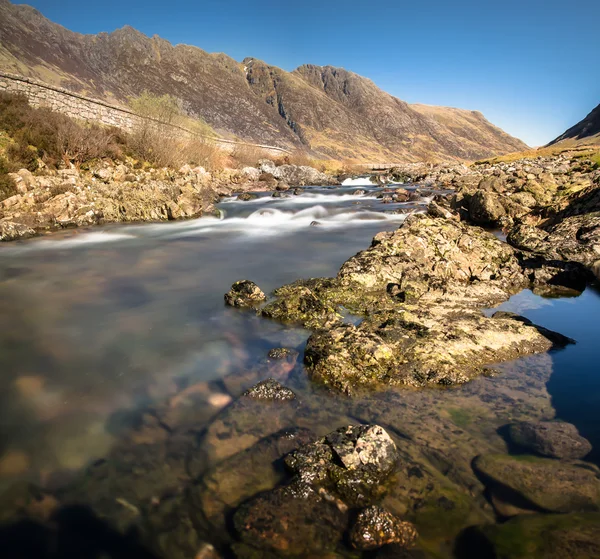 Мирный шотландский поток — стоковое фото