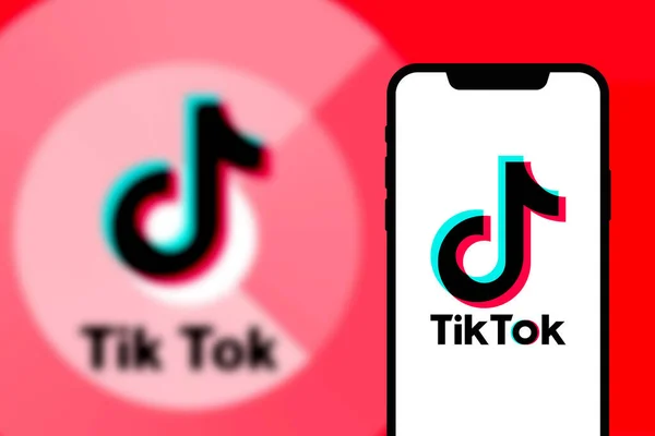 Inteligentny Telefon Logo Tik Tok Który Jest Popularnym Portalem Społecznościowym — Zdjęcie stockowe