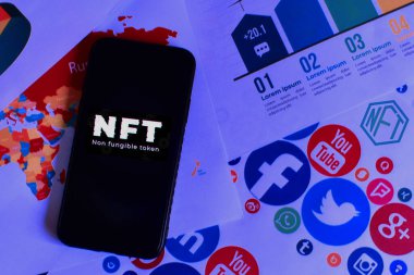 NFT amblemi kısaltmalı akıllı telefon, tüketilemeyen veya değiştirilemeyen dijital bir varlık anlamına gelen, karşılanamayan bir jetona karşılık gelir. ABD 18 Ocak 2022