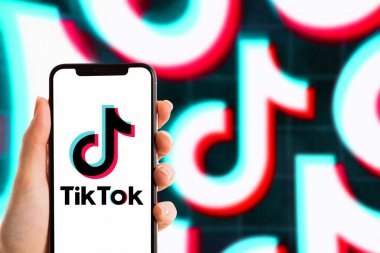 İnternette popüler bir sosyal ağ olan TIK TOK logosuna sahip akıllı telefon. ABD, Kanada, 27 Ocak 2022