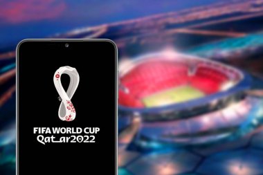 FIFA tarafından düzenlenen Erkekler Futbol Dünya Kupası 2022 Dünya Kupası 'nın FIFA Dünya Futbol Kupası logosuna sahip akıllı telefon. Amerika Birleşik Devletleri New York 29 Ocak 2022