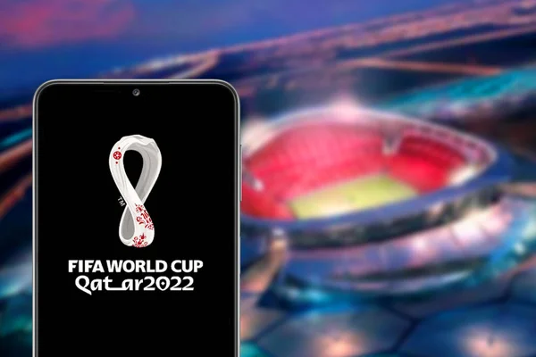 Desenho de futebol e modelo de campo de futebol em aplicativo móvel isolado  copa do mundo 2022