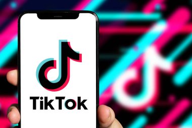 İnternette popüler bir sosyal ağ olan TIK TOK logosuna sahip akıllı telefon. ABD, Kanada, 27 Ocak 2022