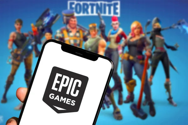 Epic Games Inc のロゴが付いたスマートフォンはビデオゲーム開発会社です アメリカ合衆国ニューヨーク2022年1月29日 — ストック写真