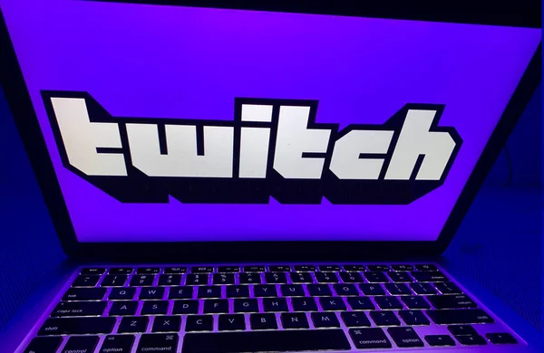 Twitchのロゴを持つコンピュータは ライブビデオストリーミングサービスを提供するプラットフォームです — ストック写真