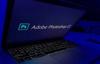 Adobe Photoshop logo bilgisayarı Adobe Systems.THURSDAY, NOVEMBER 21, 2022 tarafından geliştirilen bir raster grafik editörüdür. Birleşik Devletler, CALIFORNIA.