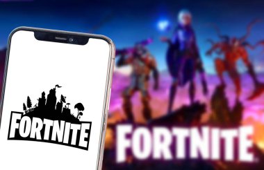 Fortnite logolu akıllı telefon, dünyanın çeşitli yerlerinde popüler oyun. ABD, Kaliforniya 4 Aralık 2022