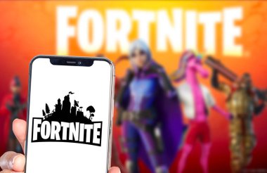 Fortnite logolu akıllı telefon, dünyanın çeşitli yerlerinde popüler oyun. ABD, Kaliforniya 4 Aralık 2022