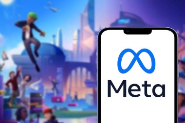  Üzerinde Meta veya MetaVerse logosu olan akıllı telefon iki kağıttan Facebook logosu olan ahşap bir masanın üzerinde bulunuyor. Los Angeles, Kaliforniya, ABD - 21 Temmuz 2022    