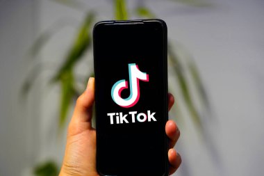 İnternette popüler bir sosyal ağ olan TIK TOK logosuna sahip akıllı telefon. ABD, Kanada, 27 Ocak 2022     