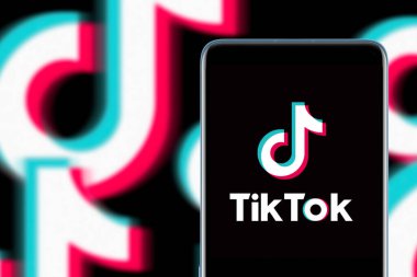 İnternette popüler bir sosyal ağ olan TIK TOK logosuna sahip akıllı telefon. ABD, Kanada, 27 Ocak 2022     