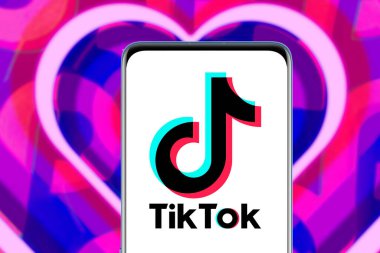İnternette popüler bir sosyal ağ olan TIK TOK logosuna sahip akıllı telefon. ABD, Kanada, 27 Ocak 2022     