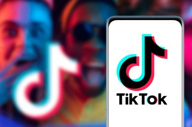 İnternette popüler bir sosyal ağ olan TIK TOK logosuna sahip akıllı telefon. ABD, Kanada, 27 Ocak 2022     