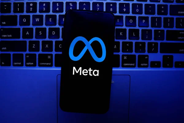 Smartphone Con Logo Meta Metaverse Encuentra Mesa Madera Con Dos — Foto de Stock