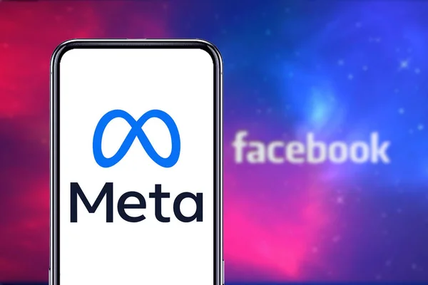 Smartphone Con Logo Meta Metaverse Encuentra Mesa Madera Con Dos — Foto de Stock