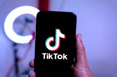 İnternette popüler bir sosyal ağ olan TIK TOK logosuna sahip akıllı telefon. ABD, Kanada, 27 Ocak 2022     