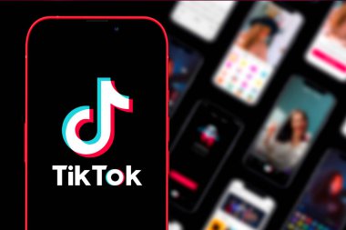 İnternette popüler bir sosyal ağ olan TIK TOK logosuna sahip akıllı telefon. ABD, Kanada, 27 Ocak 2022