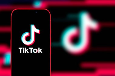 İnternette popüler bir sosyal ağ olan TIK TOK logosuna sahip akıllı telefon. ABD, Kanada, 27 Ocak 2022