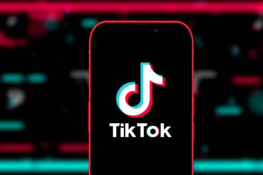 İnternette popüler bir sosyal ağ olan TIK TOK logosuna sahip akıllı telefon. ABD, Kanada, 27 Ocak 2022