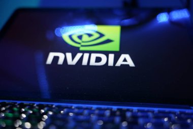 Nvidia Şirketi 'nin logosuna sahip bilgisayar. Grafik işleme ünitelerinin geliştirilmesi konusunda uzmanlaşmış bir şirket. Perşembe, 21 Kasım 2022. Birleşik Devletler, CALIFORNIA.