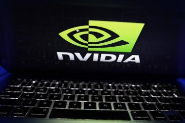 Nvidia Şirketi 'nin logosuna sahip bilgisayar. Grafik işleme ünitelerinin geliştirilmesi konusunda uzmanlaşmış bir şirket. Perşembe, 21 Kasım 2022. Birleşik Devletler, CALIFORNIA.