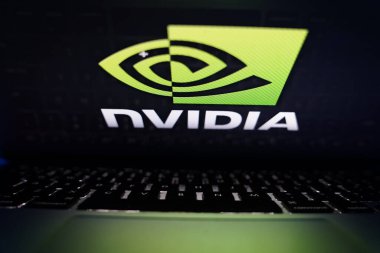 Nvidia Şirketi 'nin logosuna sahip bilgisayar. Grafik işleme ünitelerinin geliştirilmesi konusunda uzmanlaşmış bir şirket. Perşembe, 21 Kasım 2022. Birleşik Devletler, CALIFORNIA.