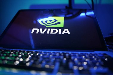 Nvidia Şirketi 'nin logosuna sahip bilgisayar. Grafik işleme ünitelerinin geliştirilmesi konusunda uzmanlaşmış bir şirket. Perşembe, 21 Kasım 2022. Birleşik Devletler, CALIFORNIA.