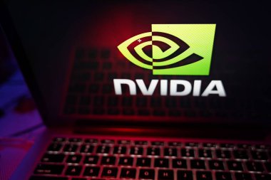 Nvidia Şirketi 'nin logosuna sahip bilgisayar. Grafik işleme ünitelerinin geliştirilmesi konusunda uzmanlaşmış bir şirket. Perşembe, 21 Kasım 2022. Birleşik Devletler, CALIFORNIA.