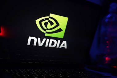Nvidia Şirketi 'nin logosuna sahip bilgisayar. Grafik işleme ünitelerinin geliştirilmesi konusunda uzmanlaşmış bir şirket. Perşembe, 21 Kasım 2022. Birleşik Devletler, CALIFORNIA.