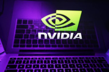 Nvidia Şirketi 'nin logosuna sahip bilgisayar. Grafik işleme ünitelerinin geliştirilmesi konusunda uzmanlaşmış bir şirket. Perşembe, 21 Kasım 2022. Birleşik Devletler, CALIFORNIA.