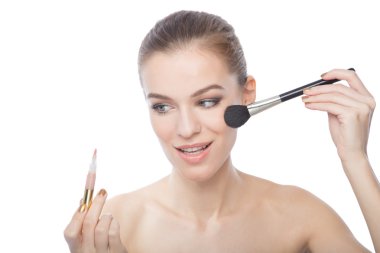 model beyaz bir arka plan üzerinde izole makyajını yapıyor