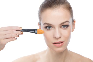 üzerine beyaz bir makyaj fırçası ile güzel bir kadın portresi