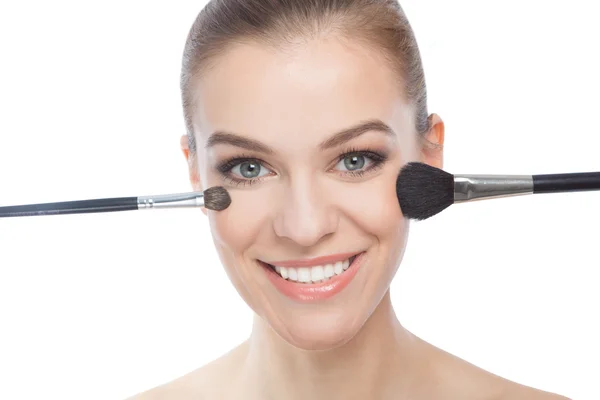 Lachende model toe te passen make-up op witte achtergrond — Stockfoto