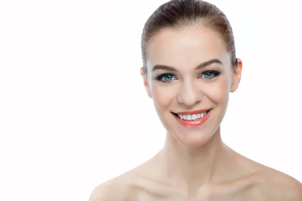 Retrato frontal de una mujer sonriente con rostro de belleza con copyspac —  Fotos de Stock