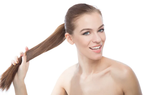 Retrato de estudio de una modelo que muestra su cabello brillante saludable — Foto de Stock