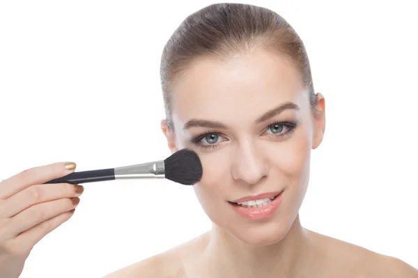 Vrouw met behulp van make-up borstel, geïsoleerd op witte achtergrond — Stockfoto