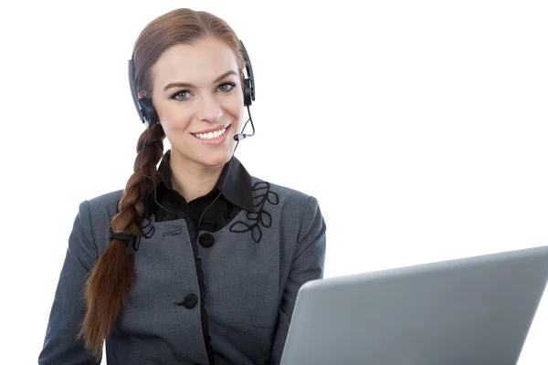 Porträt einer Kundendienstmitarbeiterin, die an ihrem Lapto arbeitet — Stockfoto