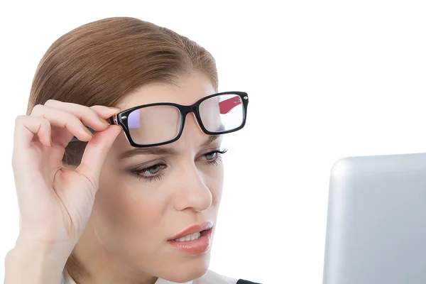 彼女のラップトップを見て眼鏡を持つ女性 — ストック写真