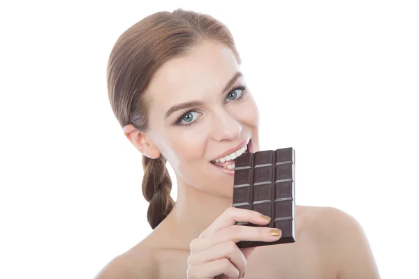 Retrato de una hermosa joven comiendo una barra de chocolate . —  Fotos de Stock