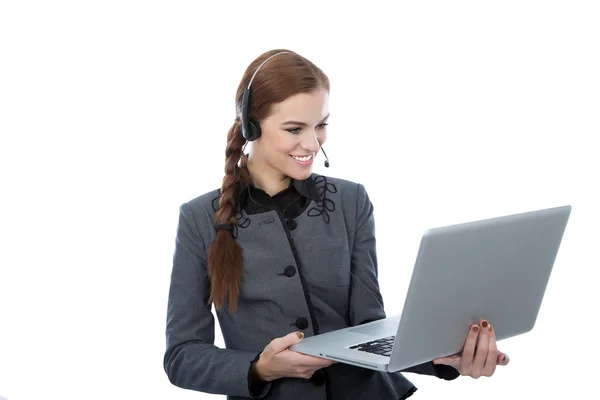 Sonriente hermosa trabajadora de servicio al cliente sosteniendo una computadora portátil . Imagen de stock