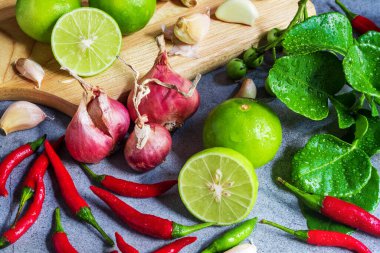 Çeşitli Tayland bitkisel yiyecekleri, Tom yum veya nam prik malzemesi pişirmek..