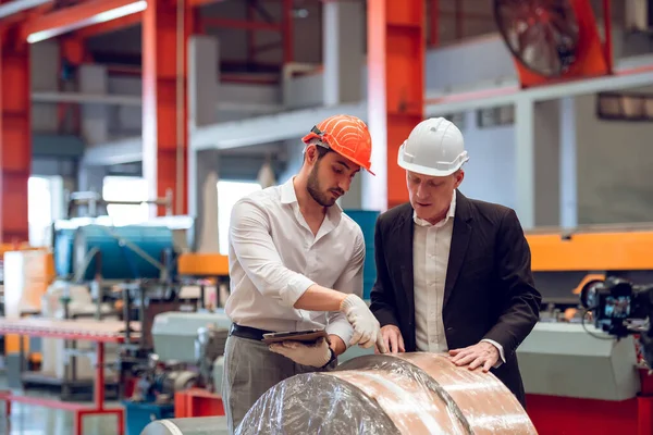 Fabrika Işçisi Mühendis Yönetici Birlikte Çalışıyorlar Güvenlik Için Başlık Takıyorlar — Stok fotoğraf