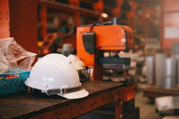 工場作業場のコピースペースで白いハード帽子の安全ヘルメット エンジニアリング 工場のコンセプト — ストック写真