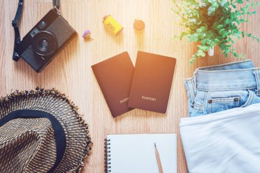 Seyahat Yaşam Tarzı Konseptinde Ahşap Arkaplanda İki Pasaport Üst Görünümü.